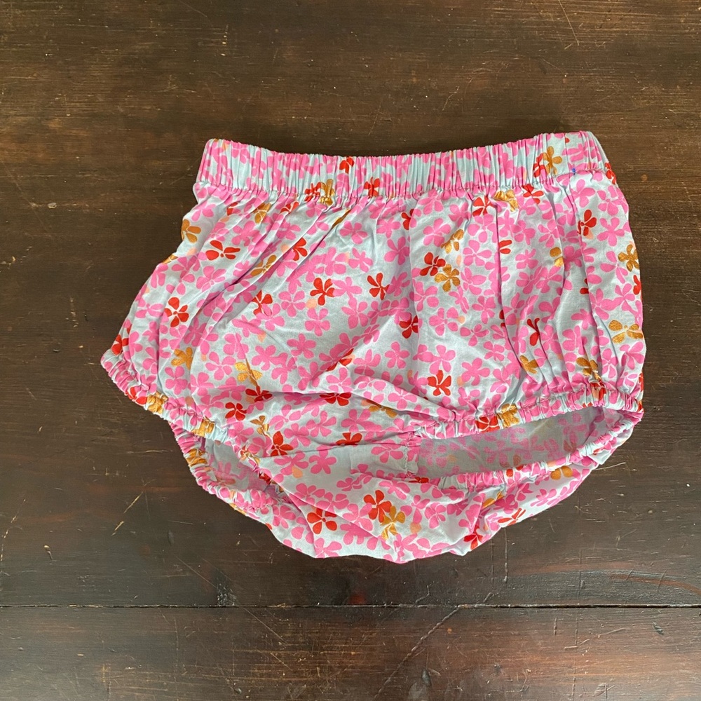 Very cute flower boutique tea brand baby bloomers 9-12 months